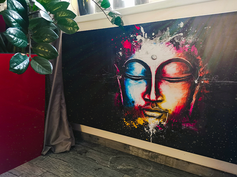 Abstraktní Buddha na radiátoru — pohled na celý motiv